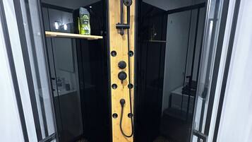 SĂšche-cheveux, peignoirs, serviettes fournies, savon