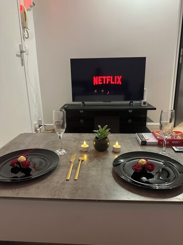 Jacuzzi Privé & Cinéma – Suite Romantique