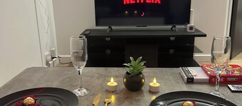 Jacuzzi Privé & Cinéma – Suite Romantique