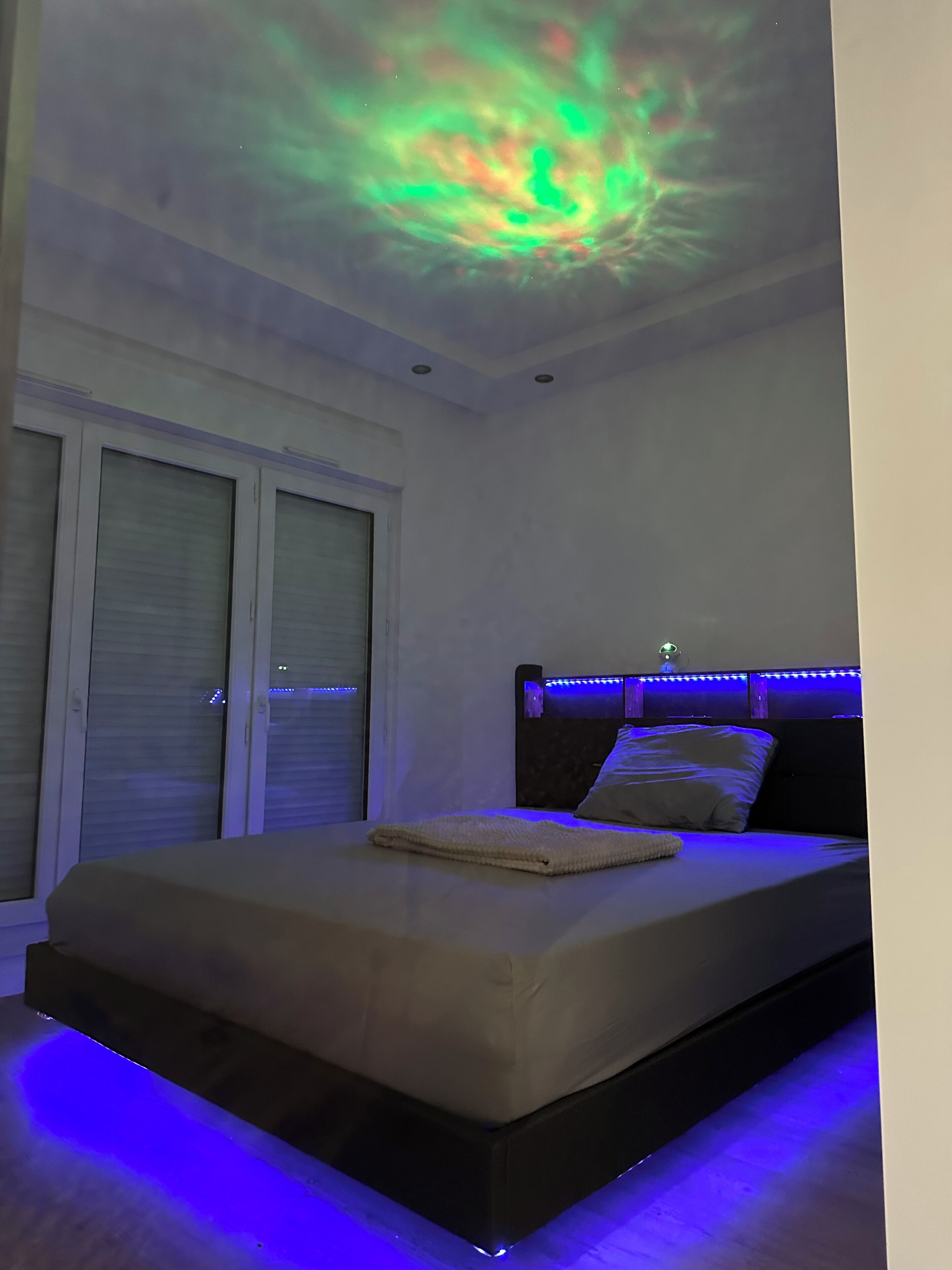 Tabla de planchar con plancha, wifi gratis y ropa de cama 