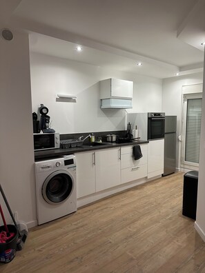 Refrigerador, microondas, horno y parrilla de estufa 