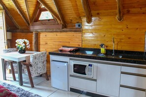 Microwave, toaster, cookware/dishes/utensils - Chalé com Wi-Fi e muito lazer em Bom Retiro/SC (Bom Retiro)