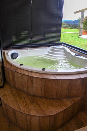 Indoor spa tub - Chalé com Wi-Fi e muito lazer em Bom Retiro/SC (Bom Retiro)