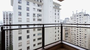 Un balcón con vistas a rascacielos.