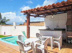 Outdoor dining - Espaço de Lazer: Casa com Piscina e Churrasqueira (Vera Cruz)