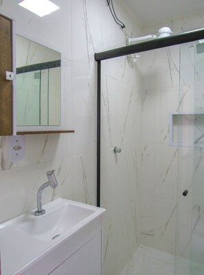 Shower - Espaço de Lazer: Casa com Piscina e Churrasqueira (Vera Cruz)