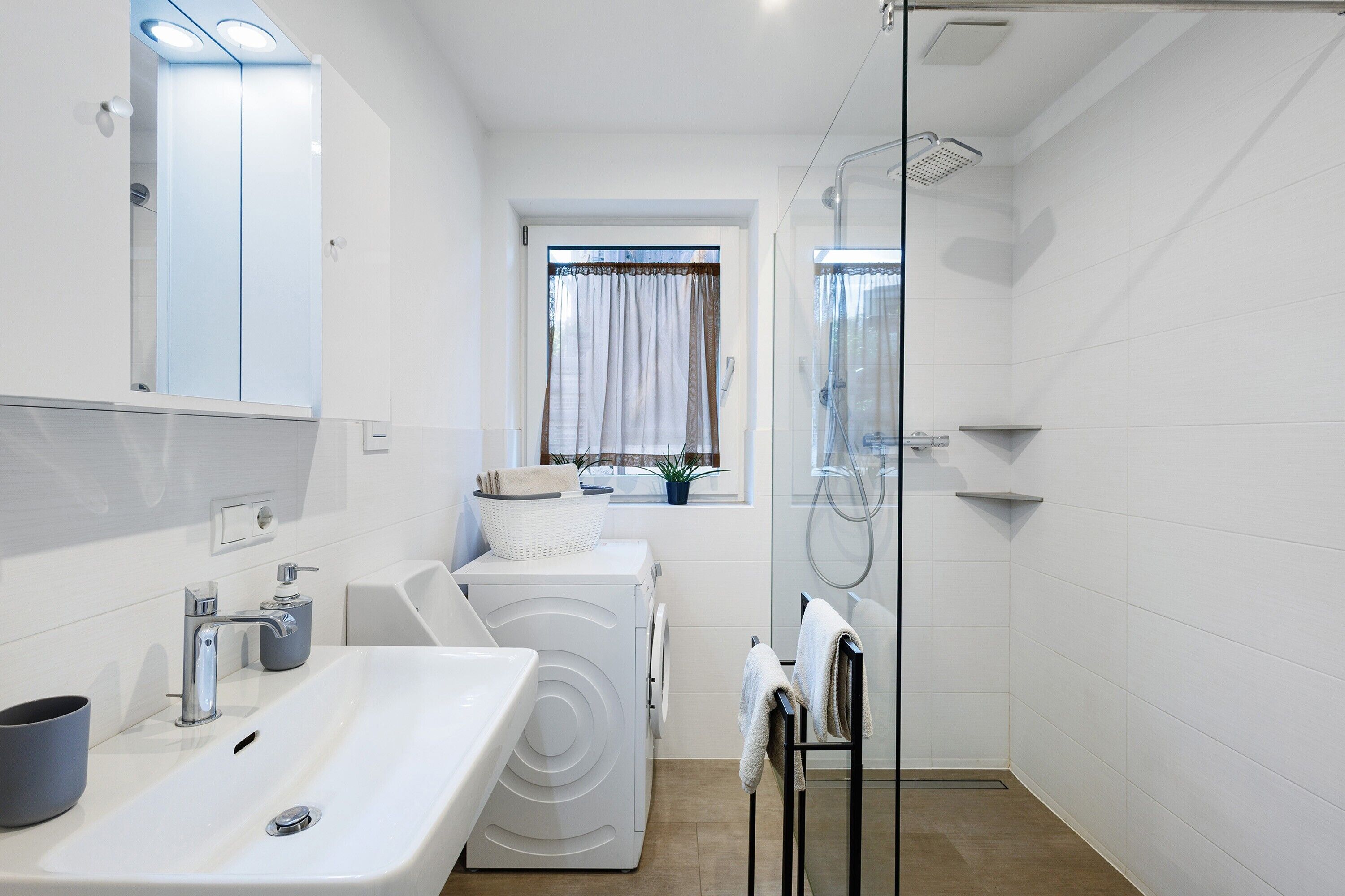 Een douche, een haardroger, handdoeken