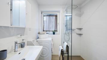 Een douche, een haardroger, handdoeken