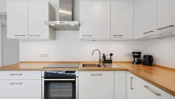 Fridge, oven, stovetop, dishwasher