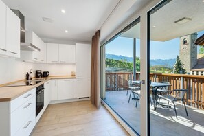 Fridge, oven, stovetop, dishwasher - Apartment 'Zum Lindenwirt Al Tiglio' with Shared Garden, Balcony and Wi-Fi (Aicha)