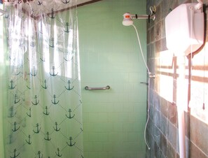 Shower, hair dryer, towels - Casa c churrasq e lazer perto do mar, Cabo Frio/RJ (Cabo Frio)