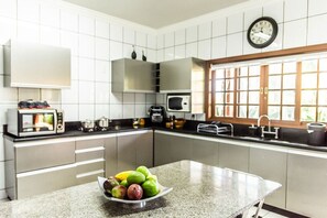 Een koelkast, een magnetron, een oven, een kookplaat