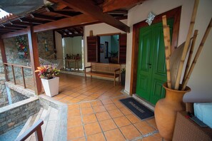 Interior - House for 10 w/ Pool 50m from Itacoatiara (Niterói)