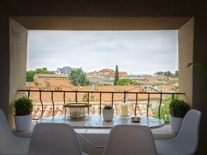 Outdoor dining - Le Panorama Médiévale - View of Carcassonne (Carcassonne)