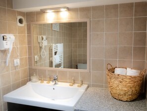 Shower, hair dryer, soap - Le Panorama Médiévale - View of Carcassonne (Carcassonne)