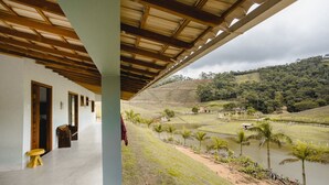 Un espacio al aire libre techado con vista a un cuerpo de agua y el paisaje circundante.