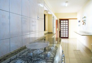 Fridge, microwave, oven, stovetop - Casa de campo c piscina e lazer em Mairiporã (Mairiporã)