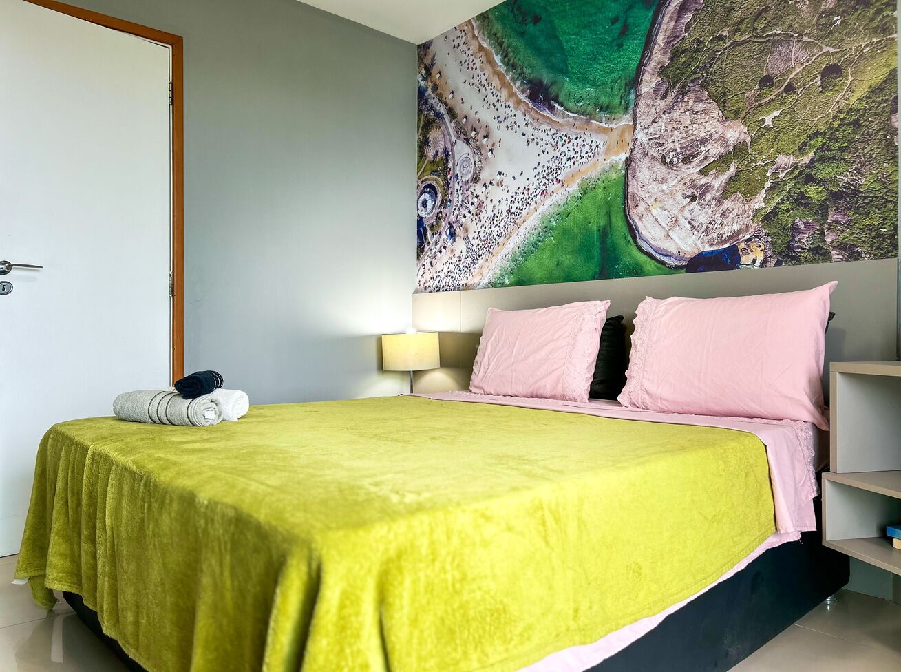 1 quarto, cofres nos quartos, ferros/tábuas de passar roupa
