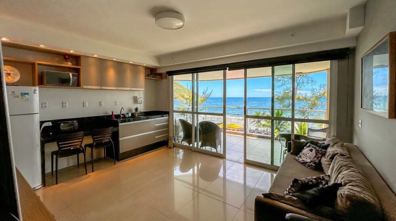 Uma cozinha moderna com vista para o oceano.