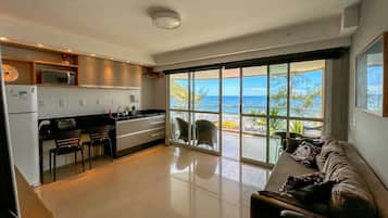 Uma cozinha moderna com vista para o oceano.