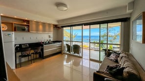 Uma cozinha moderna com vista para o oceano.