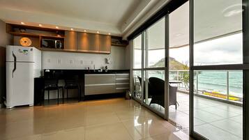 Geladeira, micro-ondas, fogão, cooktop