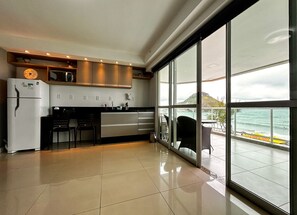 Fridge, microwave, oven, stovetop - Flat a beira mar no Recreio dos Bandeirantes/RJ (Rio de Janeiro)
