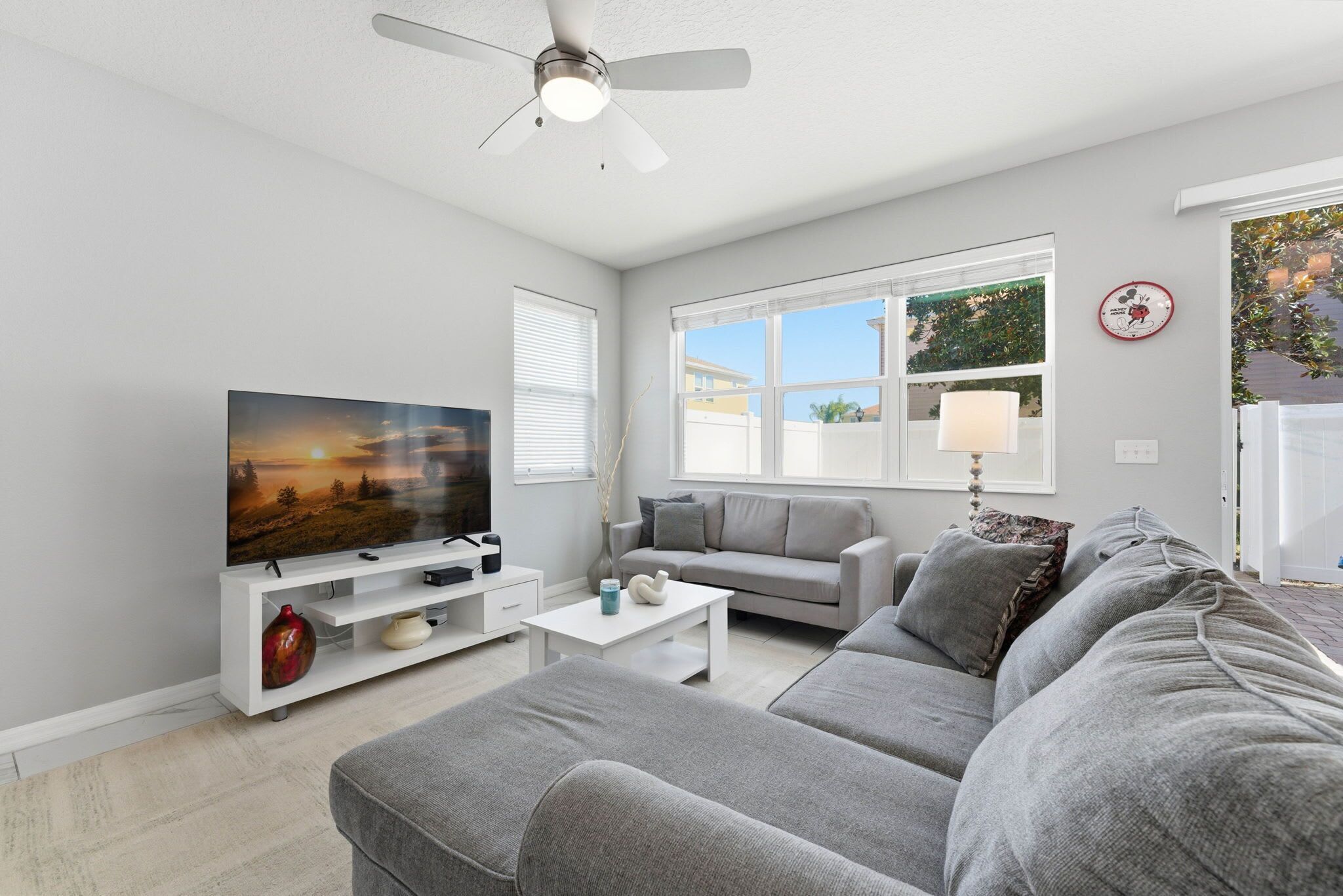 Villa (4 Bedrooms) | Wohnbereich | 50-Zoll-Smart-TV mit Kabelempfang