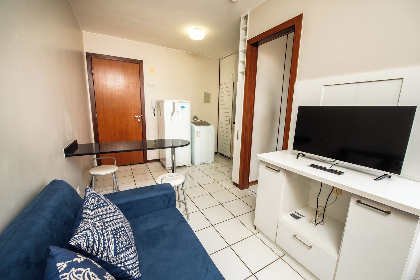 Na sala há um sofá extremamente confortável para você relaxar