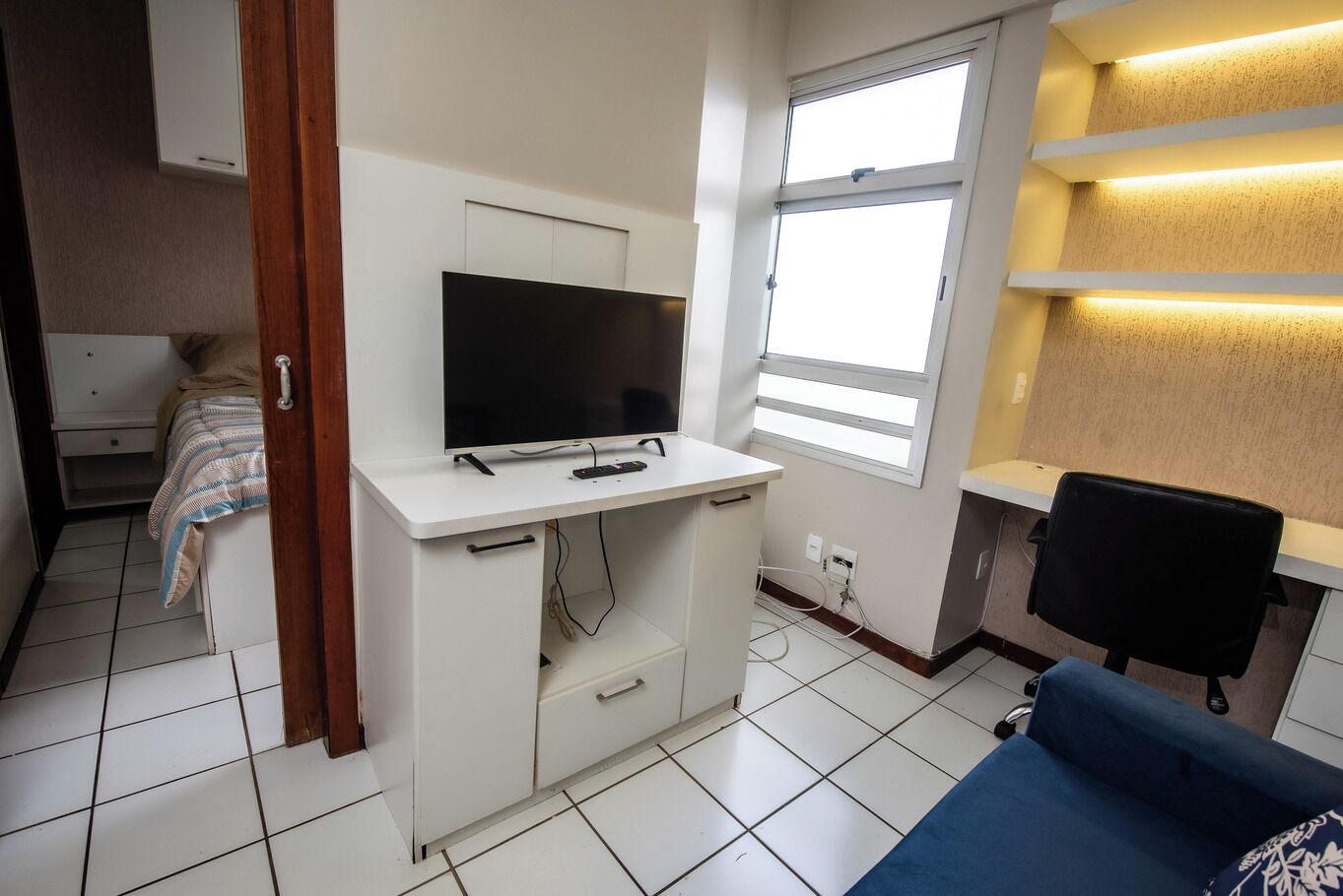 A sala de estar está equipada com TV para você ver seus programas favoritos