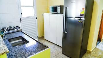 Geladeira, micro-ondas, fogão, cooktop