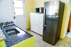 Fridge, microwave, oven, stovetop - Casa a 950m da Praia Martim de Sá - Caraguatatuba (Caraguatatuba)