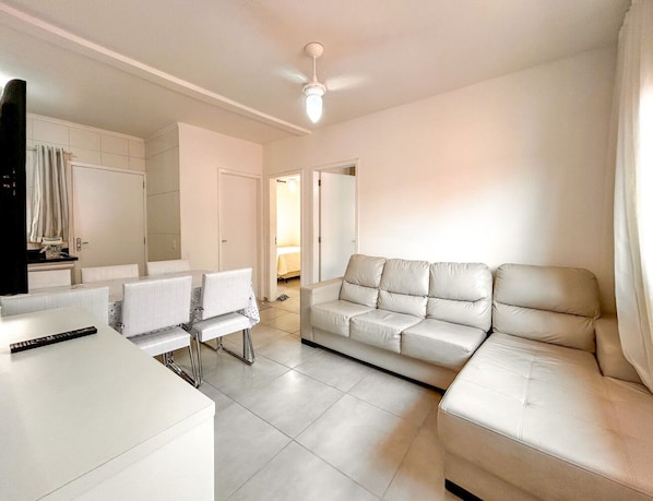 Living area - Apt with WiFi 3 min by Car from Enseada Beach (Bertioga)