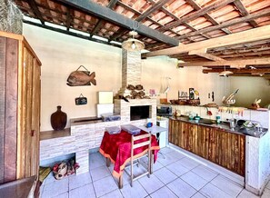 Fridge, microwave, oven, stovetop - Casa com piscina e churrasqueira em Ubatuba/SP (Ubatuba)