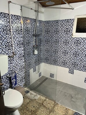 Shower, hair dryer, towels, soap - Large 4 Bedroom House on idyllic Armona Island (Moncarapacho)