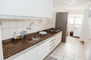 Wasserkocher mit Kaffee-/Teezubehör, Kühlschrank, Mikrowelle, Ofen