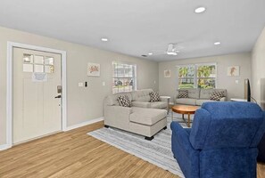Smart TV - Walk2Beach/MultiFamily/Newly remodeled/Parks Close (Indian Rocks Beach)