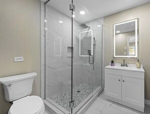 Een douche, handdoeken