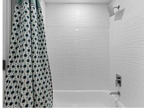 Shower, towels - Walk2Beach/MultiFamily/Newly remodeled/Parks Close (Indian Rocks Beach)