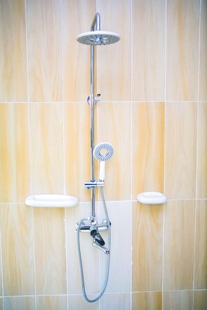 Handtücher, Seife, Shampoo, Toilettenpapier