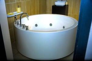 Luxury Duplex, City View | Bathroom | Towels, soap, shampoo, toilet paper