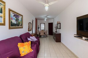 Living area - Apto com bela vista a 100m da Praia da Guilhermina (Praia Grande)