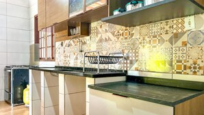 Coffee/tea maker, fridge, oven, stovetop - Casa a 850m do mar em Figueira, Arraial do Cabo/RJ (Arraial do Cabo)