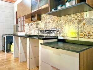 Coffee/tea maker, fridge, oven, stovetop - Casa a 850m do mar em Figueira, Arraial do Cabo/RJ (Arraial do Cabo)