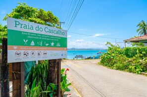 A sign for Praia do Cascalho, indicating a traditional occupation area with activities like shelling, fishing, and sunbathing. - Apartment in Penha | 400m from Praia Grande | Beto Carrero (Penha)