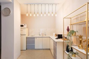 Kühlschrank, Ofen, Herdplatte, Wasserkocher