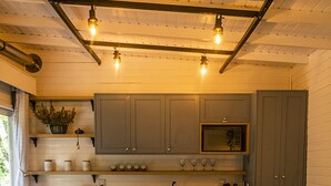 Wasserkocher mit Kaffee-/Teezubehör, Kühlschrank, Mikrowelle, Ofen