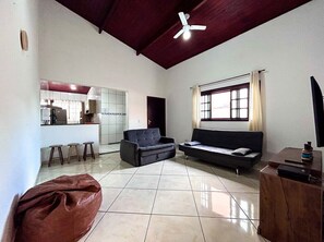 TV - Ótima casa com WiFi e churrasqueira em Bertioga/SP (Bertioga)