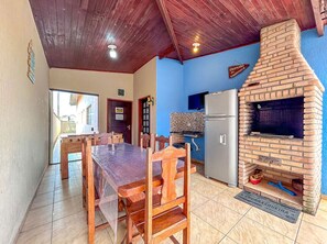 Dining - Ótima casa com WiFi e churrasqueira em Bertioga/SP (Bertioga)