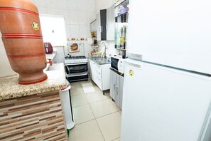 Réfrigérateur, micro-ondes, plaque de cuisson, lave-vaisselle
